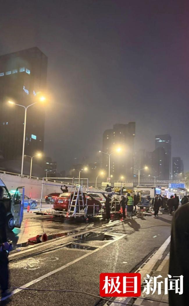 章子怡在武汉街头拍摄新片 市民围不雅称“没白等”