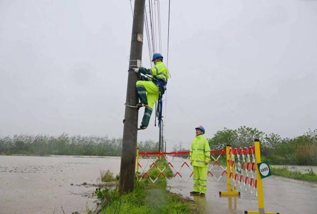 湖北强降雨 4000余东说念主抢修电力