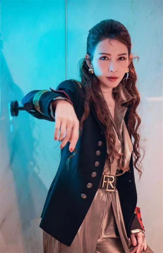 张晋蔡少芬6岁儿子近照 眼镜下的温馨日常