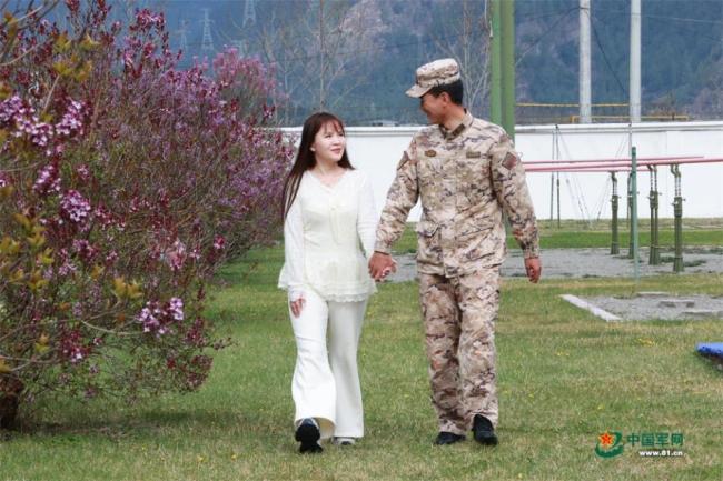 跨越千山万水 军嫂军娃赴高原探亲 共度珍贵时光