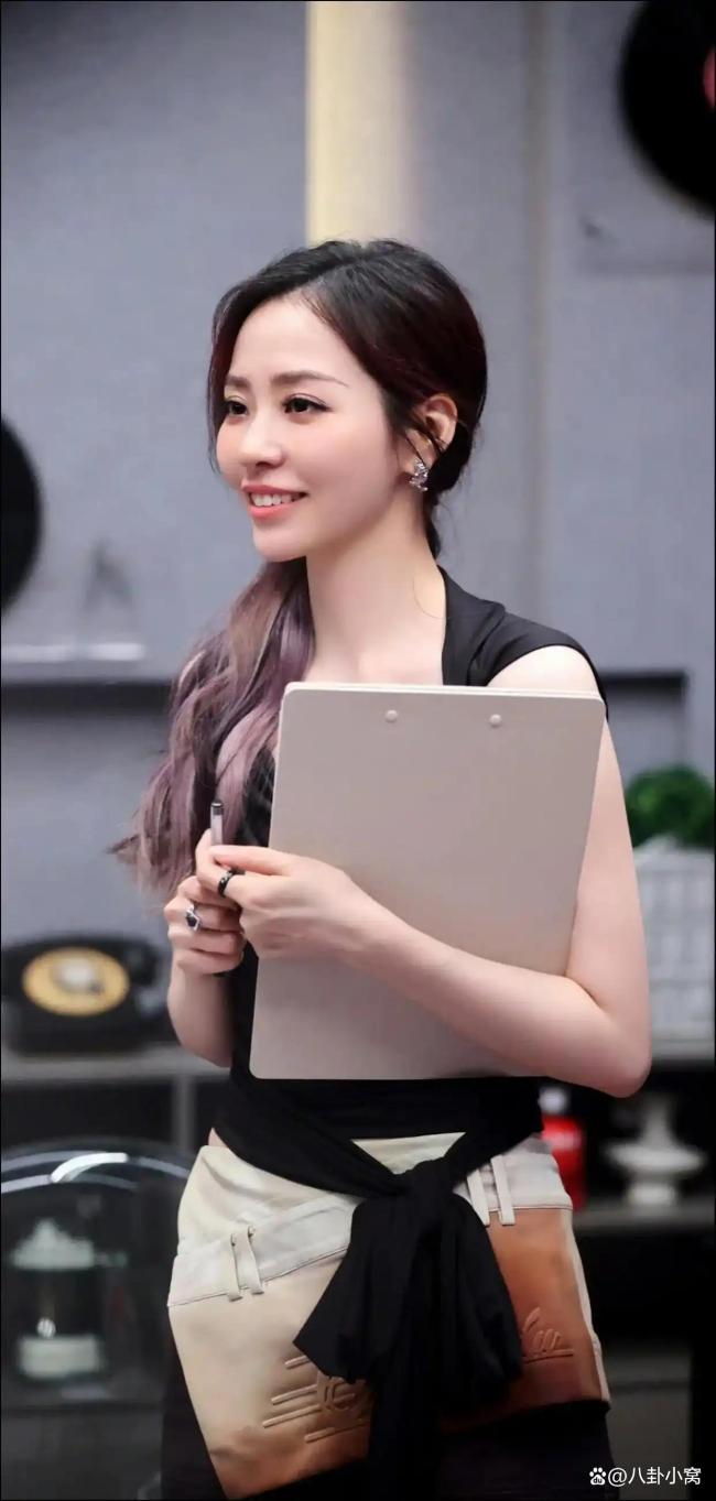 张靓颖和男友与一又友聚餐 低调相伴显默契