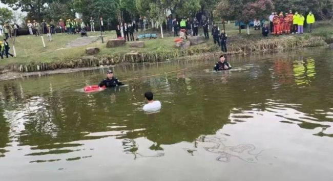 男子独自往河中走 警方下水救援