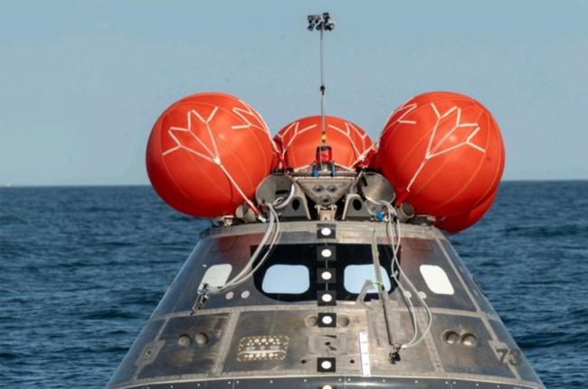 美绕月宇航员出舱后被吊上直升机 深空挑战重重