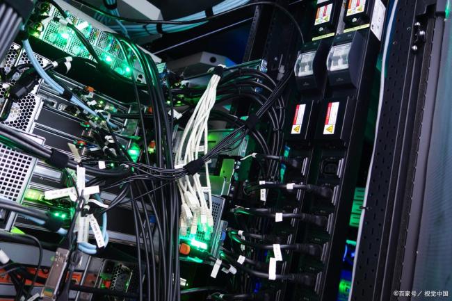 美股巨震 芯片存储股大涨 AI算力驱动涨价潮