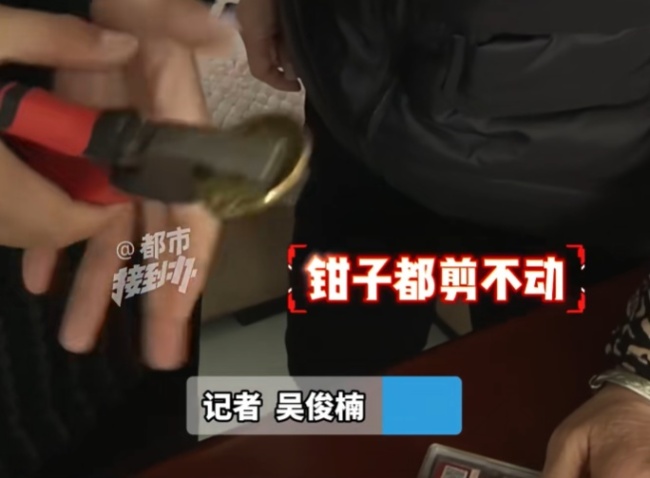 妻子发现丈夫藏200多枚金币气炸 假金币引发家庭危机