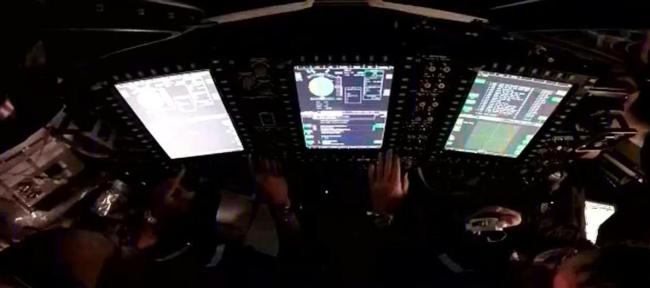 美绕月宇航员出舱后被吊上直升机 深空挑战重重