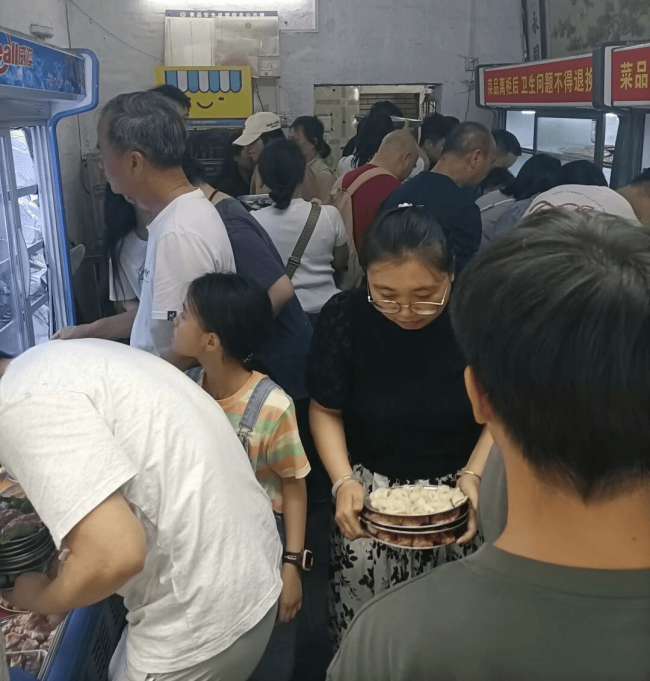 刘雨鑫又带火了南沙10元自助粥锅店 排队盛况空前