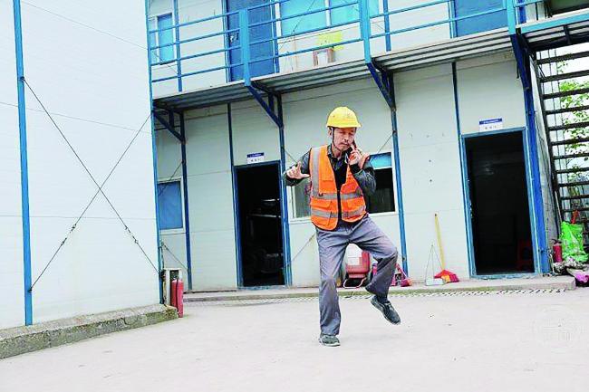 59岁工地大叔回应随性跳舞走红 平凡生活里的舞者光芒