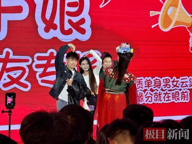 王婆说媒现场21男嘉宾抢1女嘉宾