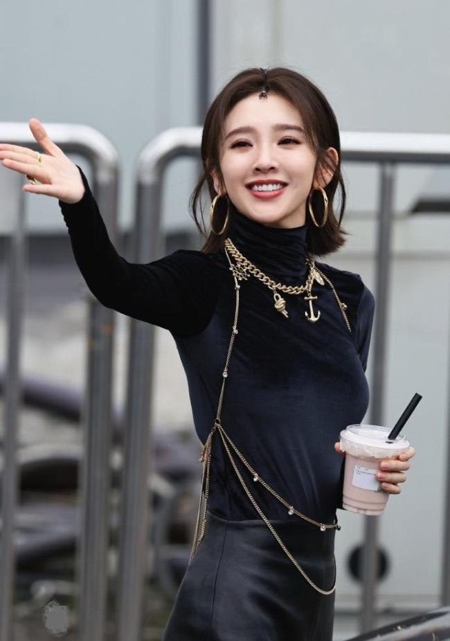 唐艺昕浪姐一公造型实在美丽 黑色look惊艳全场