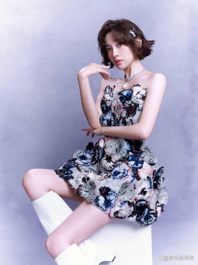 唐艺昕把蝴蝶穿在了身上 化身灵动蝴蝶少女