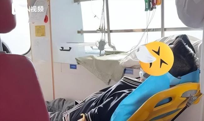 男子突发心梗执意登机 航司劝1小时 耐心劝导挽救生命