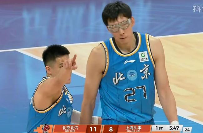 CBA上海胜北京 王哲林历史得分创纪录 上海男篮五分险胜