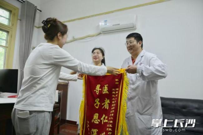 女子帶娃看病娃走丟 一年后專程致謝 醫(yī)者仁心愛有回響
