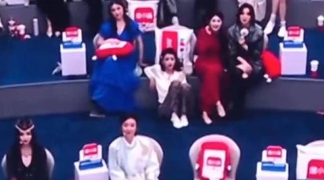 孙怡直播啃火腿肠 坐姿引发网络热议