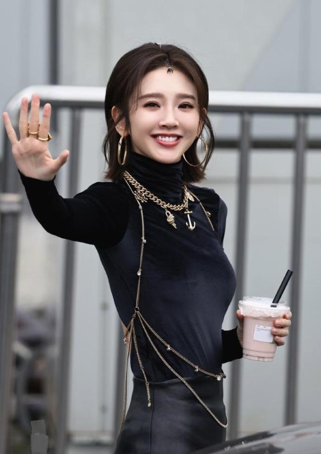 唐艺昕浪姐一公造型实在美丽 黑色look惊艳全场