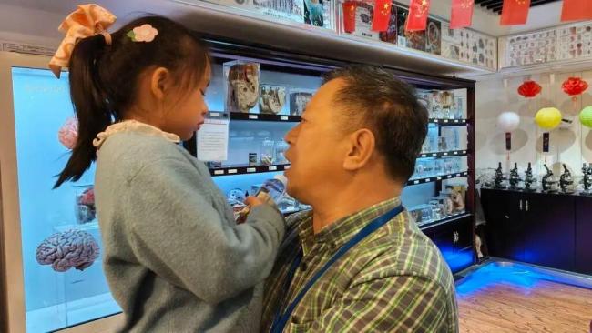 女孩不慎摔坏标本 馆长暖心安抚 守护好奇心