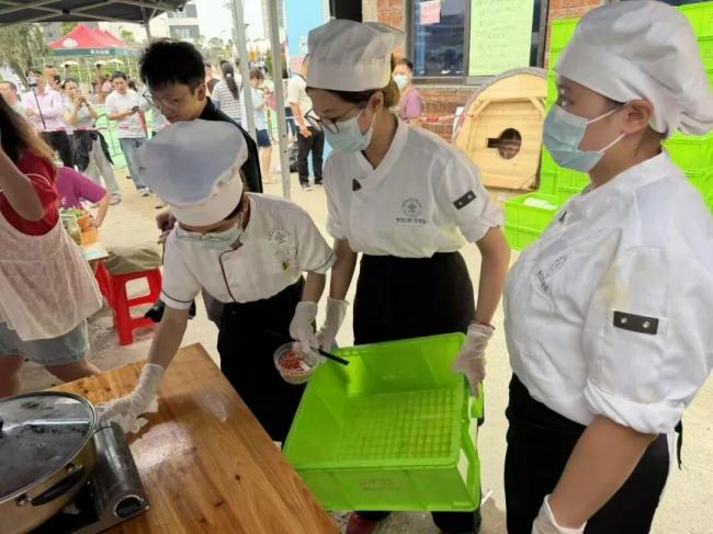 一群大学生“扛”下莫氏鸡煲客流高峰