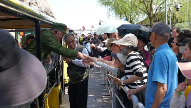 老人乘车进景区 游客不吐槽反而欢迎
