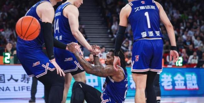 太残暴了！麦基篮下直接将王哲林帽翻在地 随后又送古德温火锅