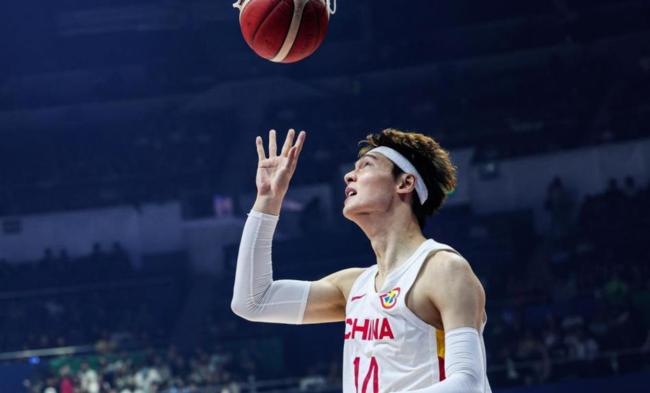 太残暴了！麦基篮下直接将王哲林帽翻在地 随后又送古德温火锅 内线对抗震撼全场