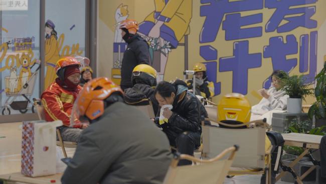 一个女外卖骑手的世界：系统之下，生存之上