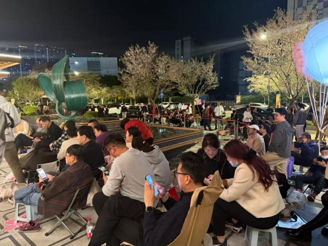 南京再现连夜排队抢房