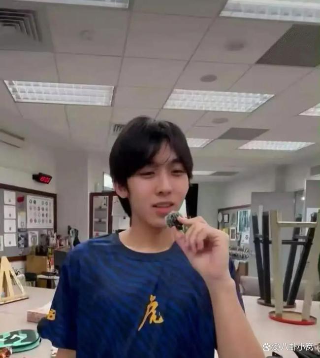 林志颖16岁儿子Kimi正脸照曝光 阳光少年引热议