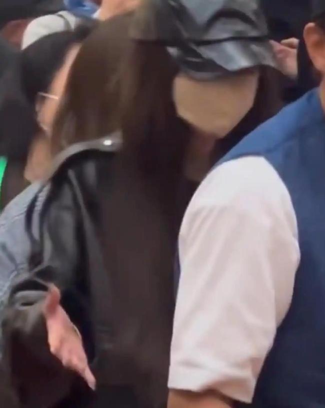 初代跑男曾经站位合影 线下再聚引热议