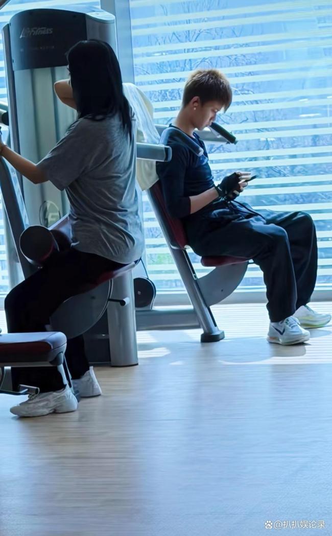 网友在健身房偶遇任嘉伦 37岁活成22岁