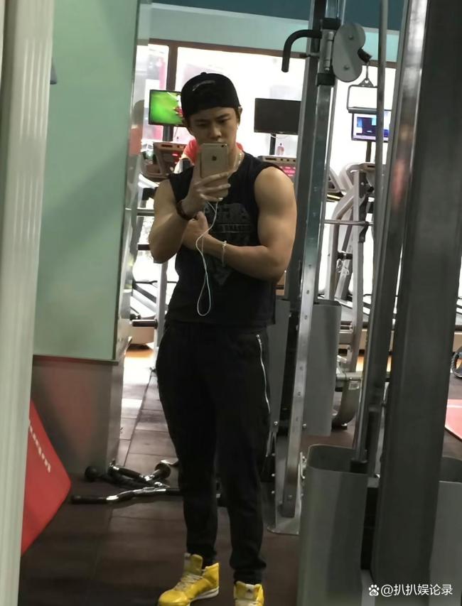 网友在健身房偶遇任嘉伦 37岁活成22岁