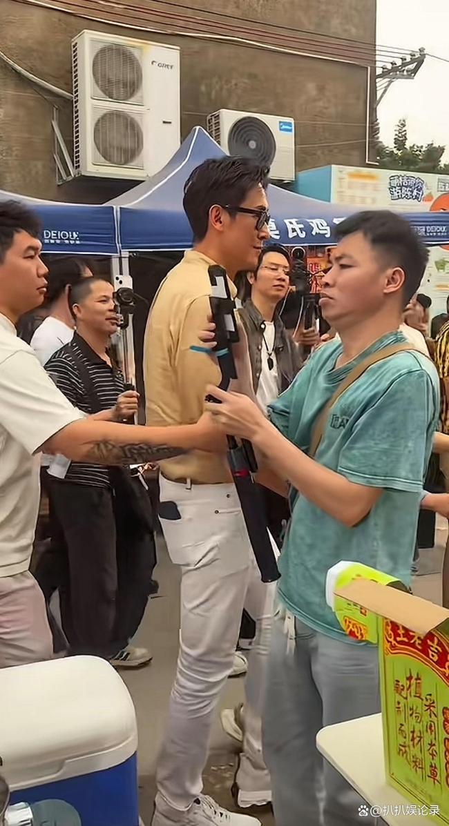 香港男演员马德钟打卡莫氏鸡煲 亲民男神引围观热潮