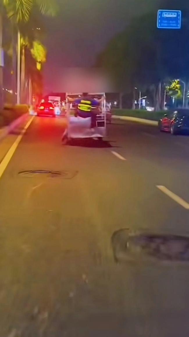 当地通报城管爬摊贩车被带行 执法过程引争议