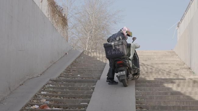 一个女外卖骑手的世界：系统之下，生存之上