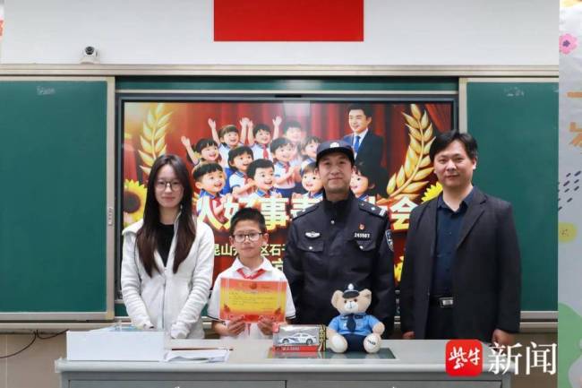 小孩哥守护走失幼童后悄悄离场 暖心举动获赞