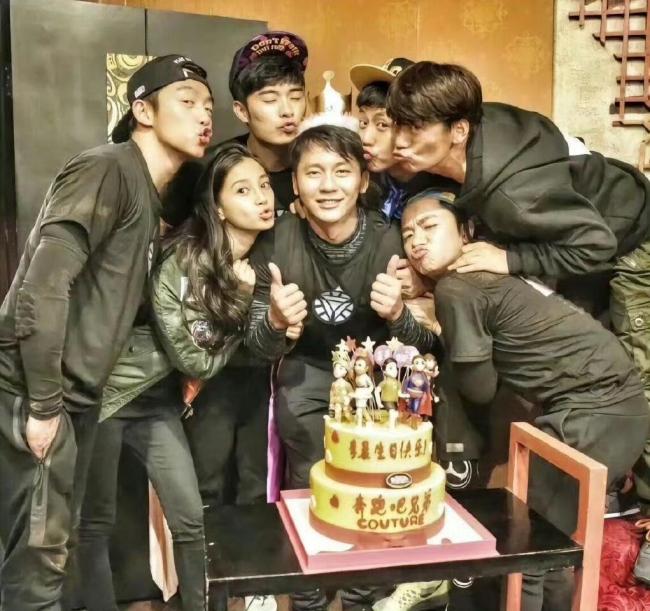 初代跑男曾经站位合影 线下再聚引热议