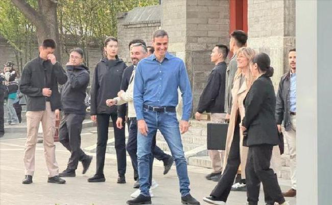 西班牙首相逛完鼓楼逛颐和园
