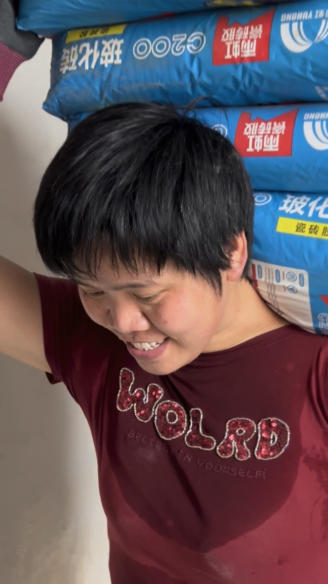 扛楼16年单亲妈妈说自己的工作很好 女汉子的坚韧之路