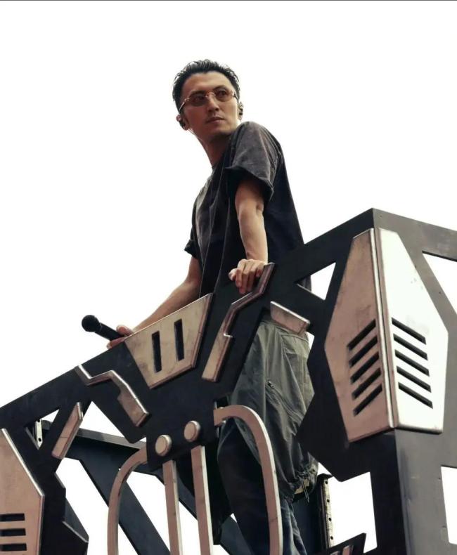 谢霆锋的破洞牛仔裤能看到底裤 蝴蝶底裤意外走光