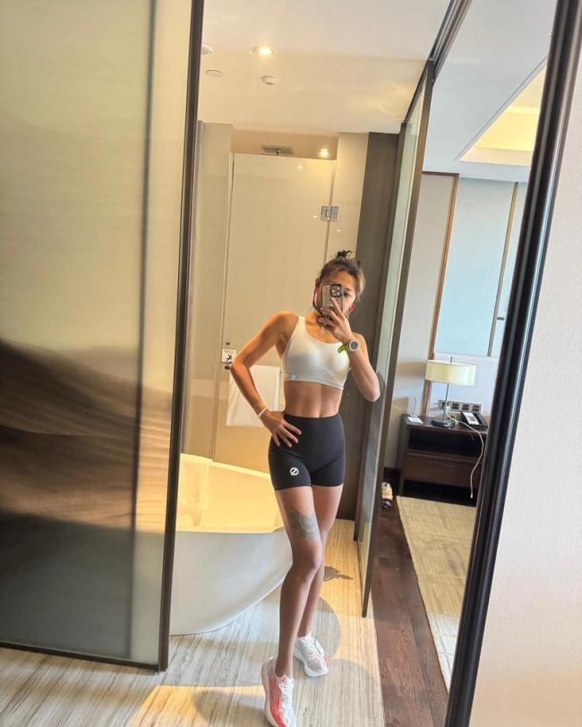 女生画的马甲线比真的还真 视觉骗局背后的真相