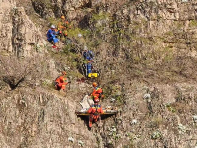 北京一男子爬野山坠崖,消防员绝壁上演生死营救 多方力量紧急救援