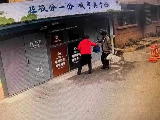 环卫工捡到藏30万元现金牛奶箱 警方精准溯源归还失主