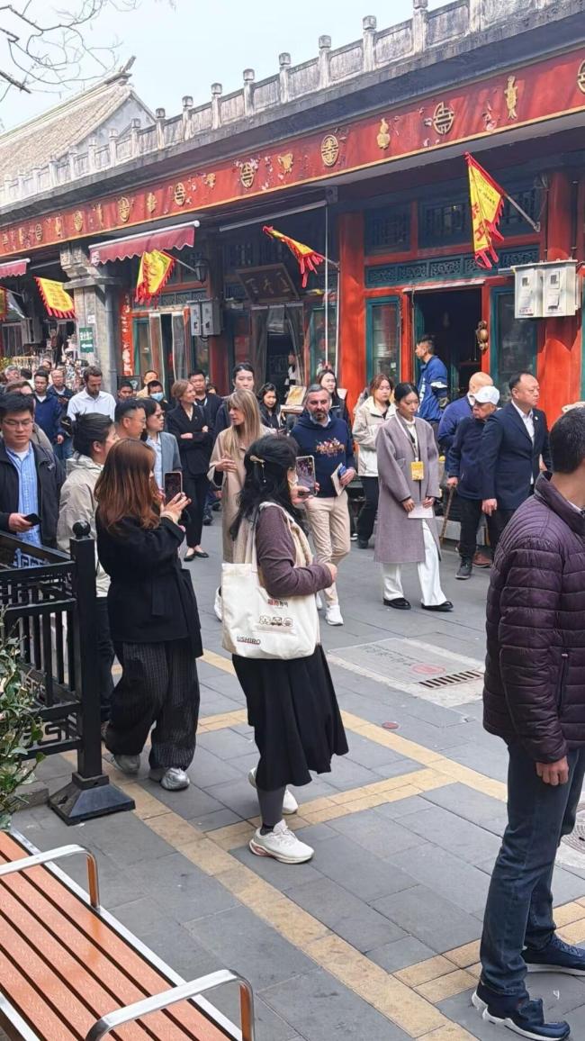 西班牙首相夫人逛潘家园 私服美翻引关注