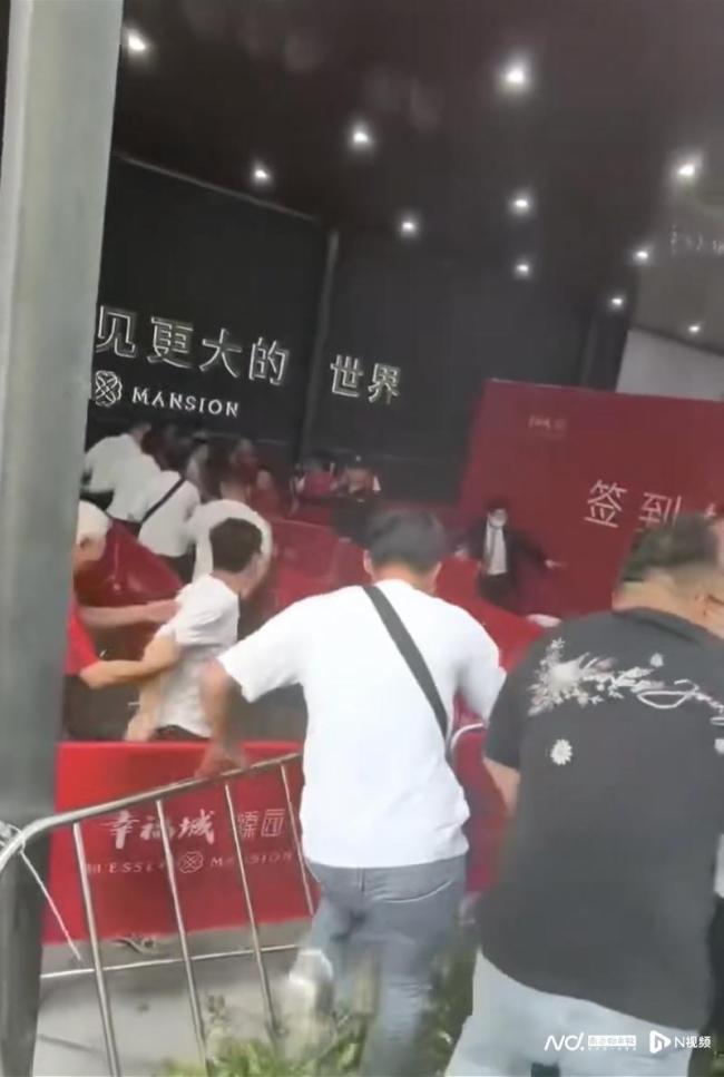 一楼盘遭哄抢保安喷辣椒水 开盘现场陷入混乱