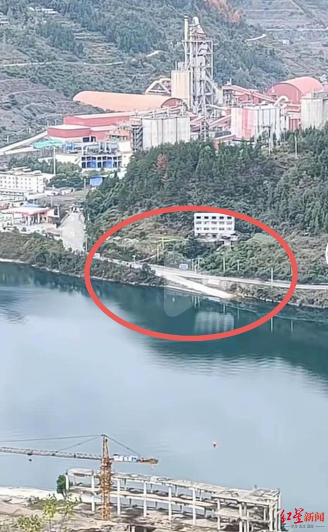 载5人小车落水4人不幸离世