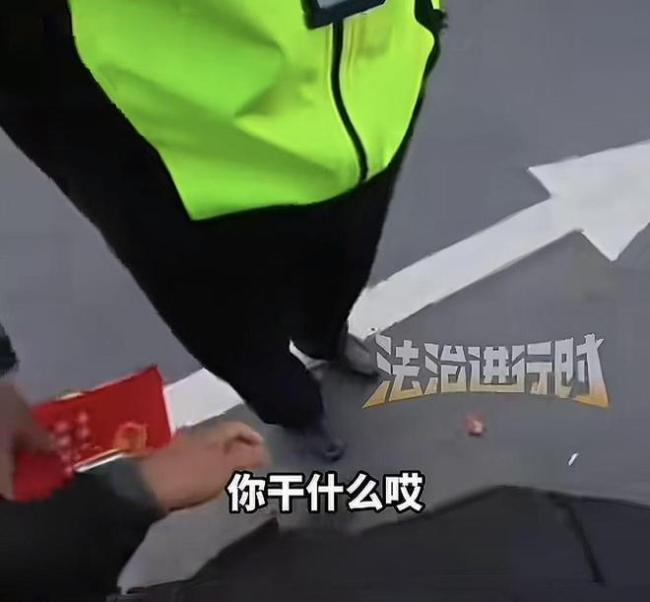 交警质问是张雪机车给你打鸡血了 执法争议引网友热议