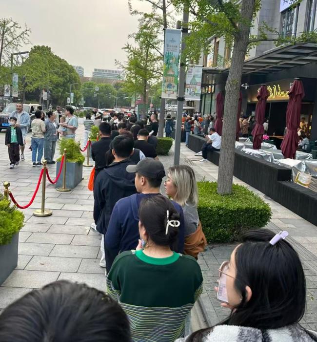 文章面馆一碗油泼面32元肉夹馍18元 食客排队超30米