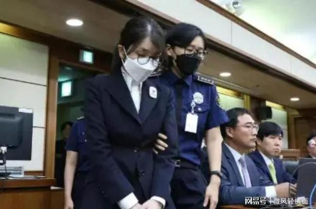 尹锡悦笑看金建希却惨遭无视