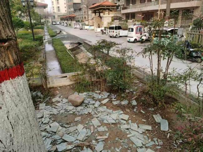 男童与玩伴打闹被对方家长打 公职人员施暴引争议