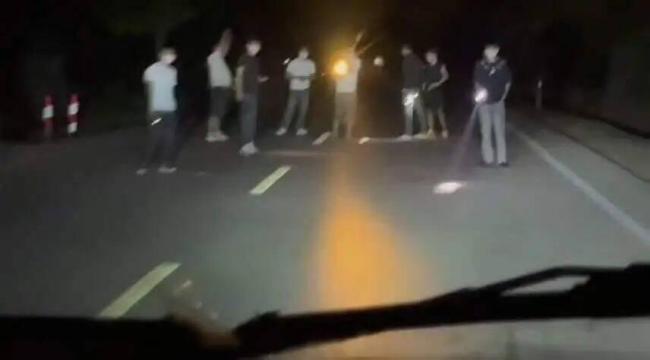 广西多名男子持手电筒拦车